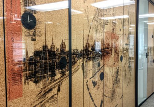 Korkdesign hinter Glas